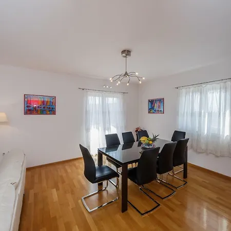 Selak Apartment *
